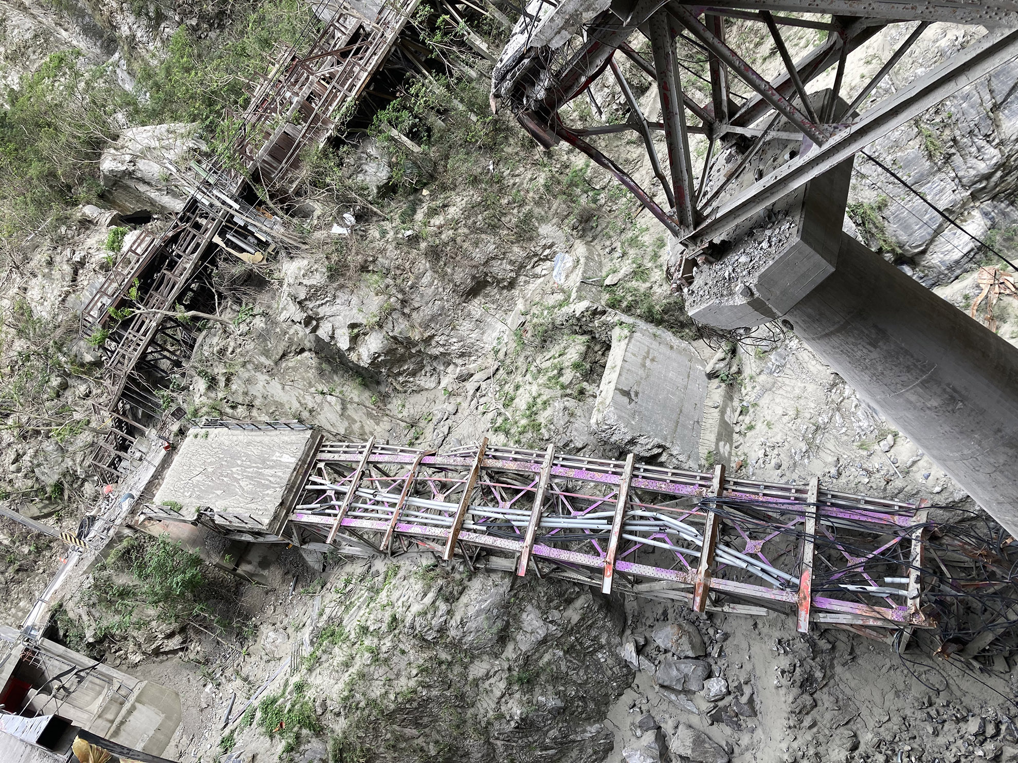 le pont métallique a été emporté par les chutes de blocs, gorges du taroko
